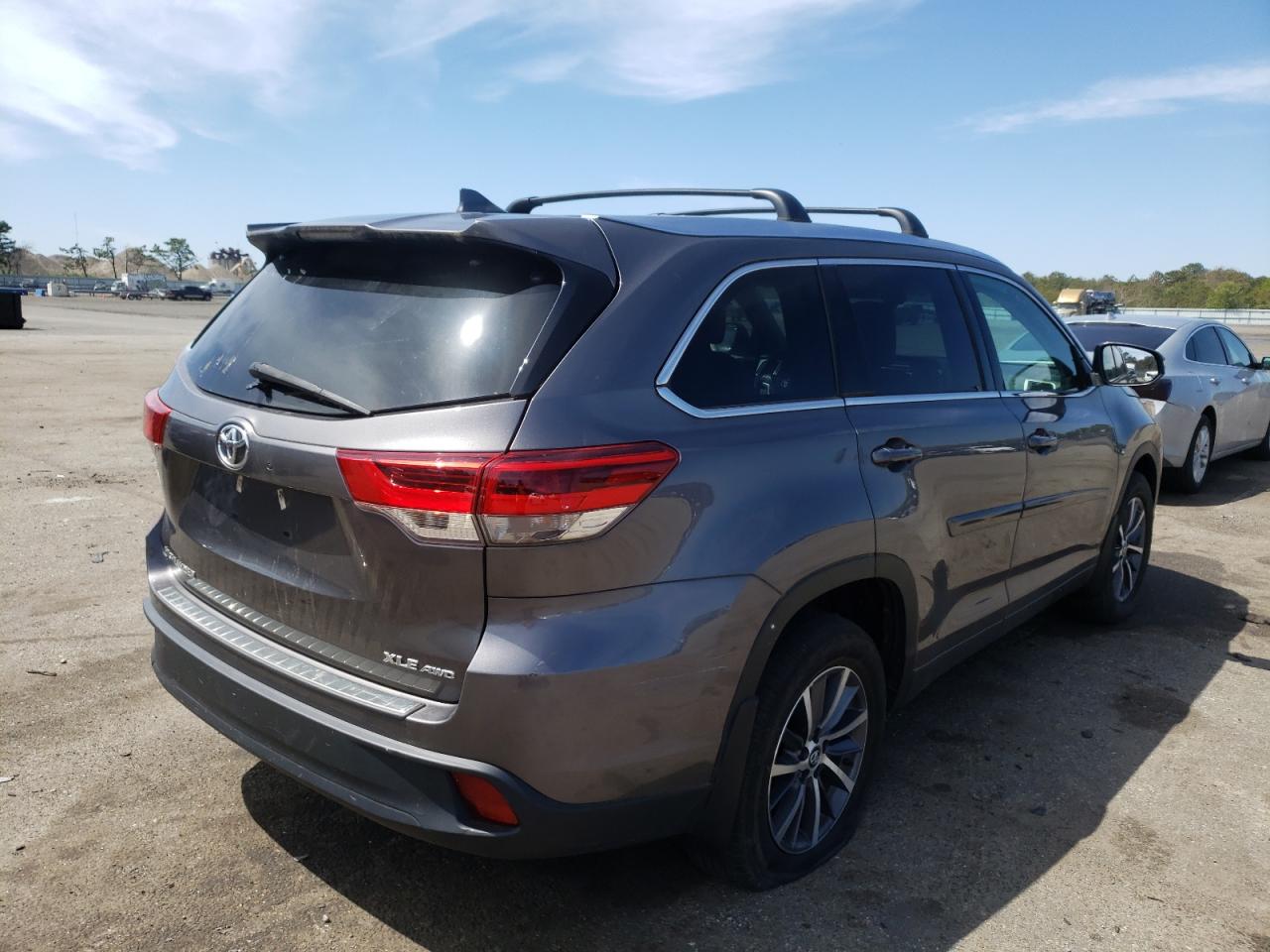 Photo 4 from auction – 2018 TOYOTA HIGHLANDER with VIN 5TDJZRFHXJS546217