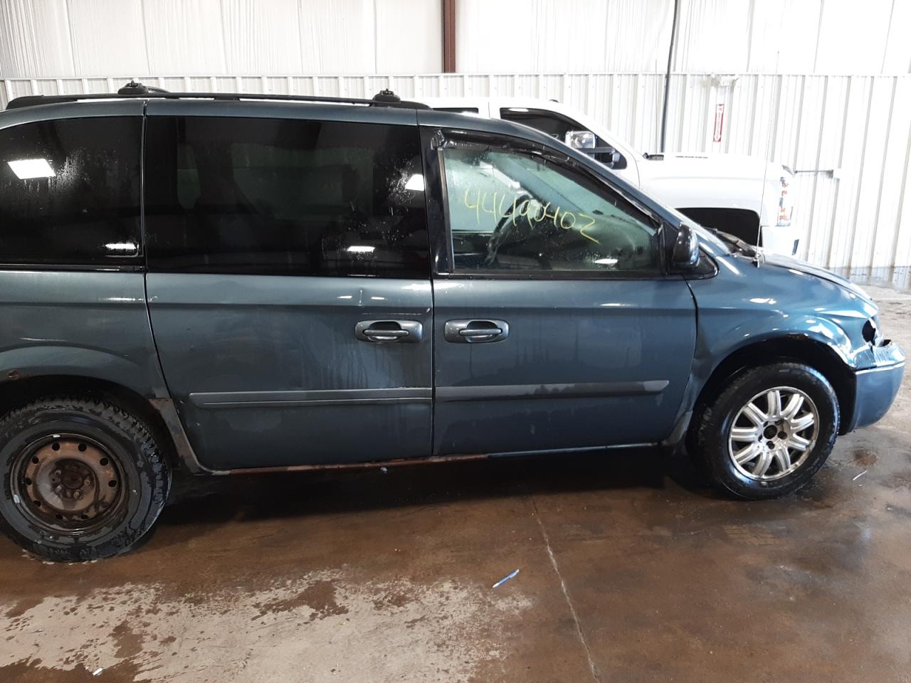 Photo 9 from auction – 2005 CHRYSLER TOWN & COU with VIN 1C4GP45R05B368568