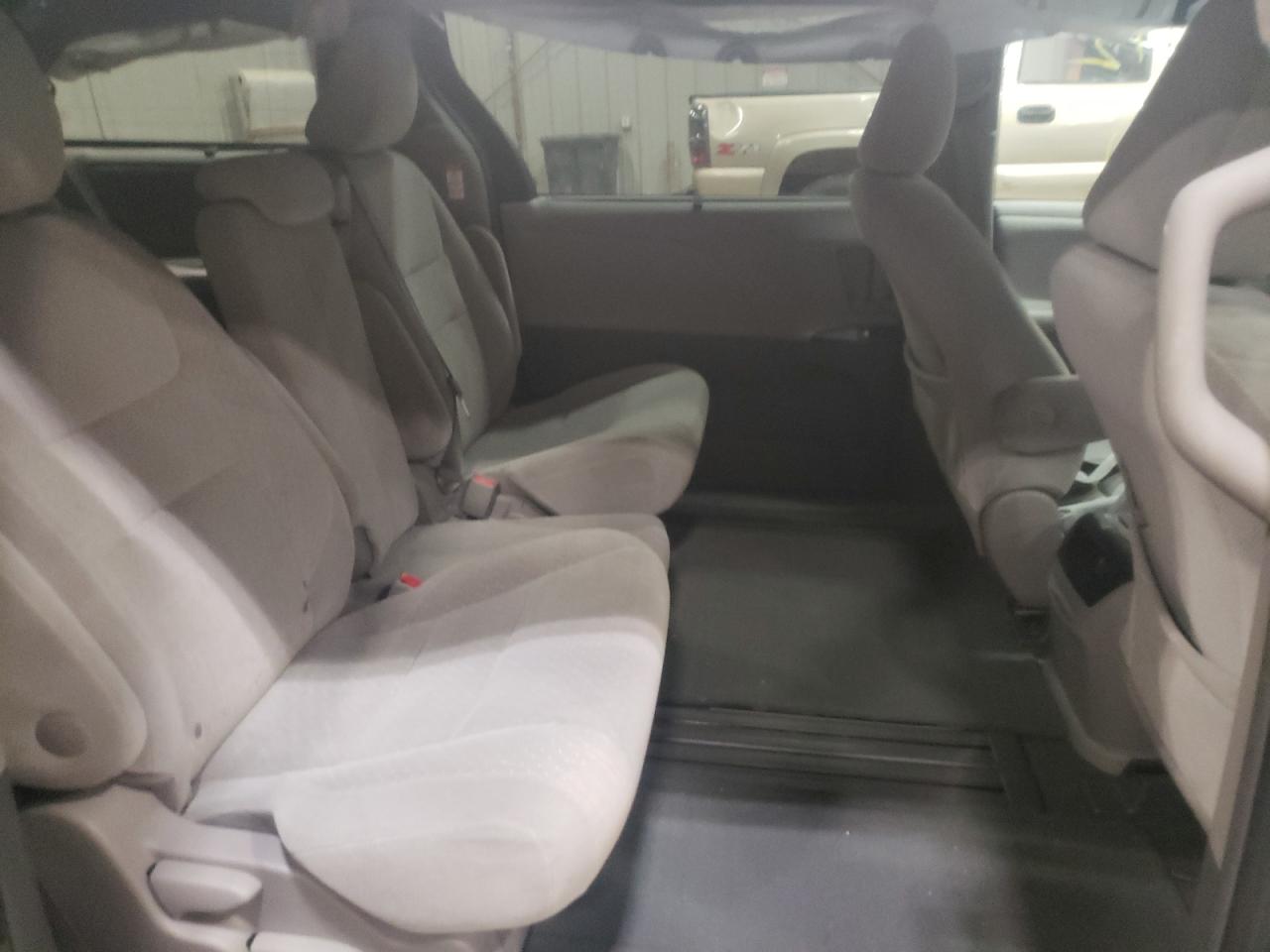 Photo 6 from auction – 2016 TOYOTA SIENNA LE with VIN 5TDKK3DC3GS756065