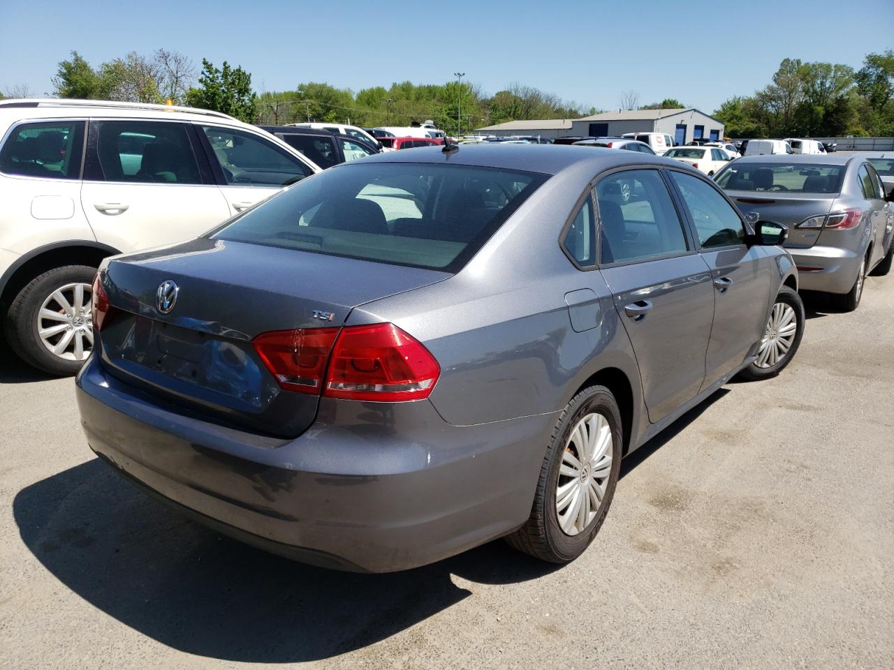 Photo 4 from auction – 2014 VOLKSWAGEN PASSAT S with VIN 1VWAT7A35EC054149