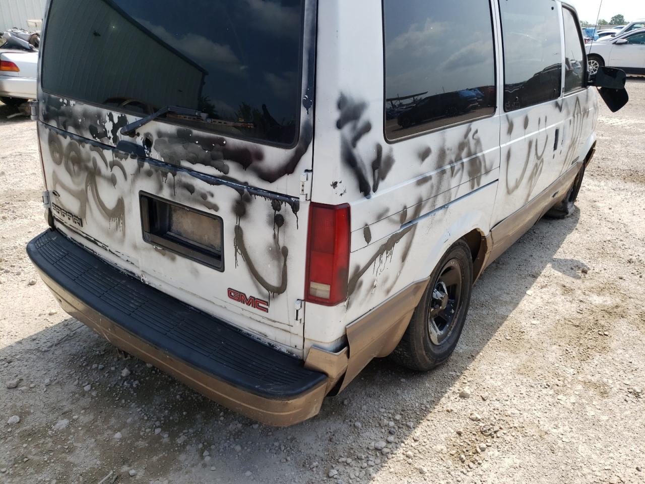 Photo 9 from auction – 2002 GMC SAFARI XT with VIN 1GKDM19X52B505197