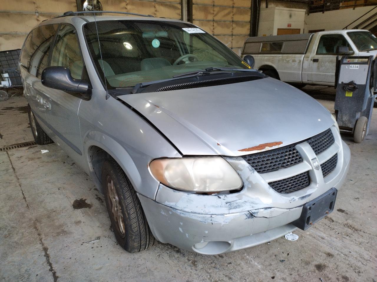 DODGE GRAND CARA 2002 with VIN 2B8GP74L52R500330 - Photo from auction