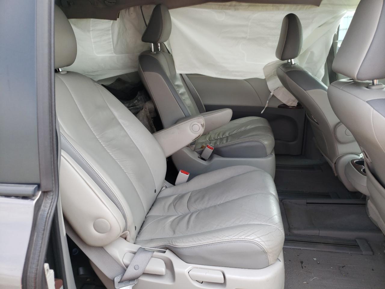 Photo 6 from auction – 2011 TOYOTA SIENNA XLE with VIN 5TDYK3DC6BS003004
