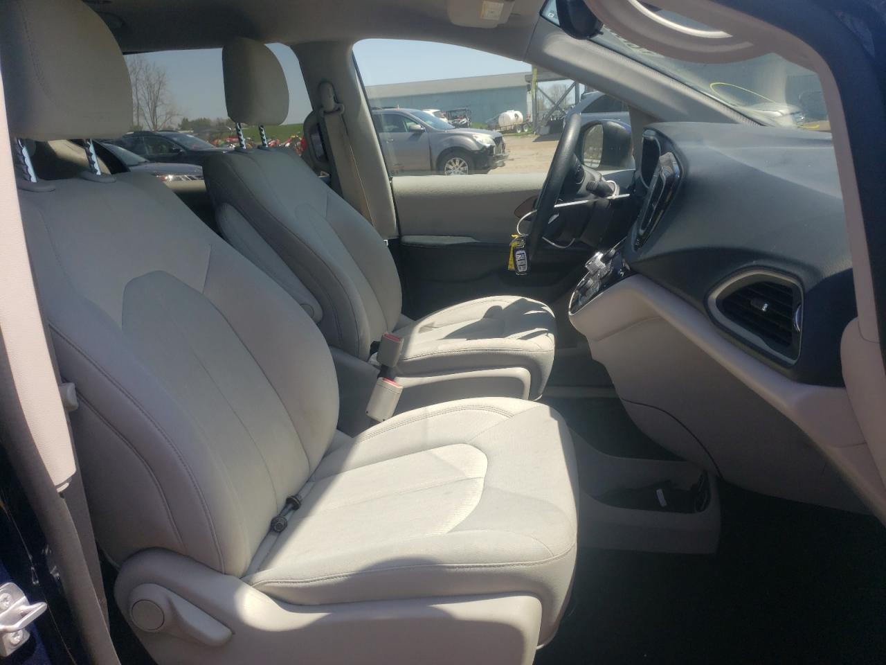 Photo 5 from auction – 2017 CHRYSLER PACIFICA T with VIN 2C4RC1DG4HR519064
