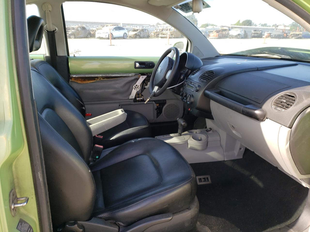 Photo 5 from auction – 2002 VOLKSWAGEN NEW BEETLE with VIN 3VWCK21C92M404374