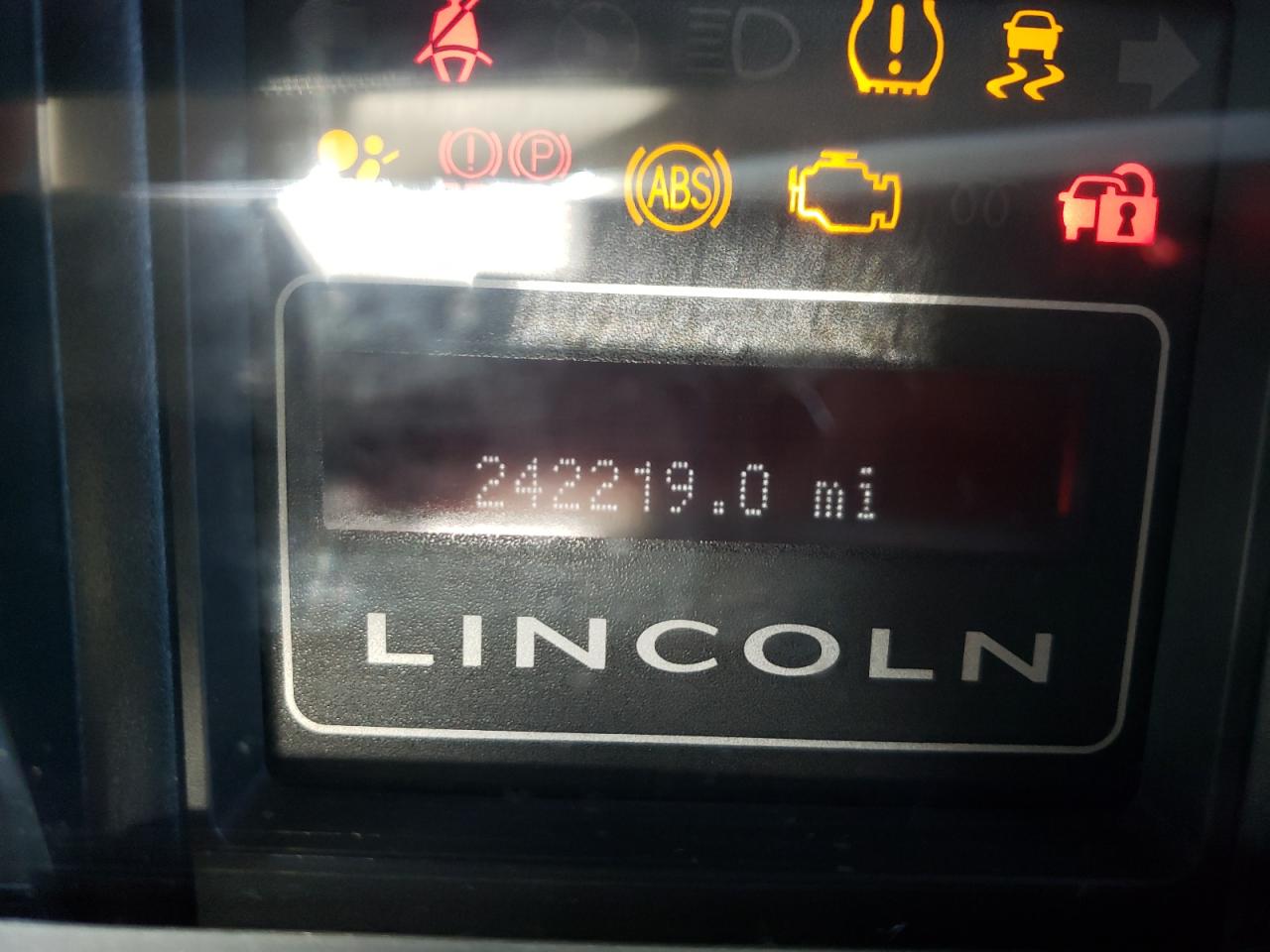 Photo 8 from auction – 2010 LINCOLN NAVIGATOR with VIN 5LMJJ2J5XAEJ09652