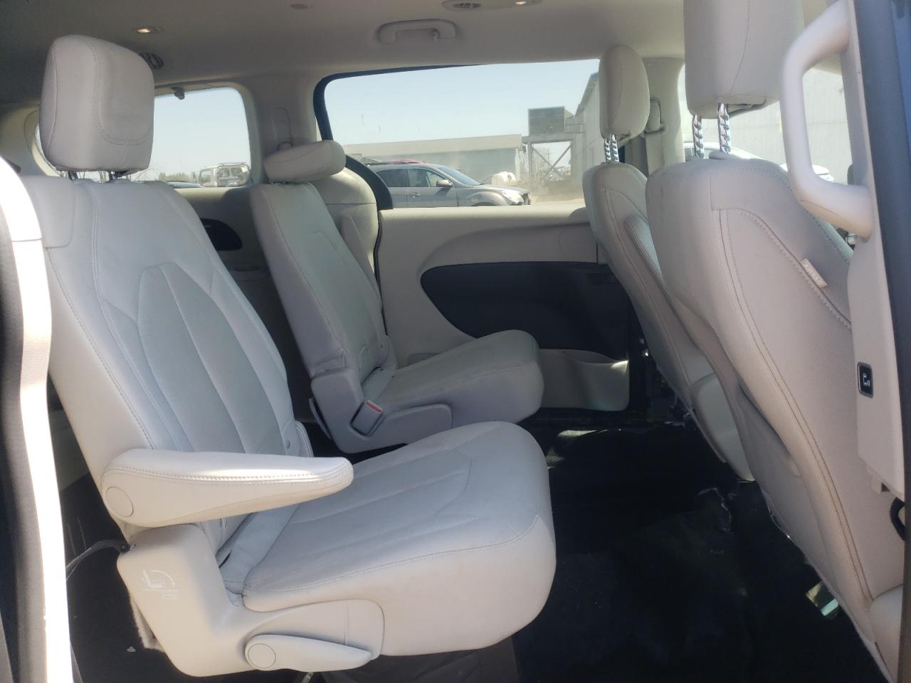 Photo 6 from auction – 2017 CHRYSLER PACIFICA T with VIN 2C4RC1DG4HR519064