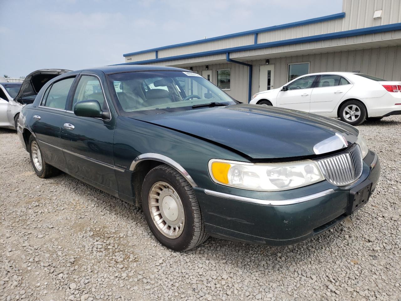 LINCOLN TOWN CAR E 2001 with VIN 1LNHM81W21Y694956 - Photo from auction