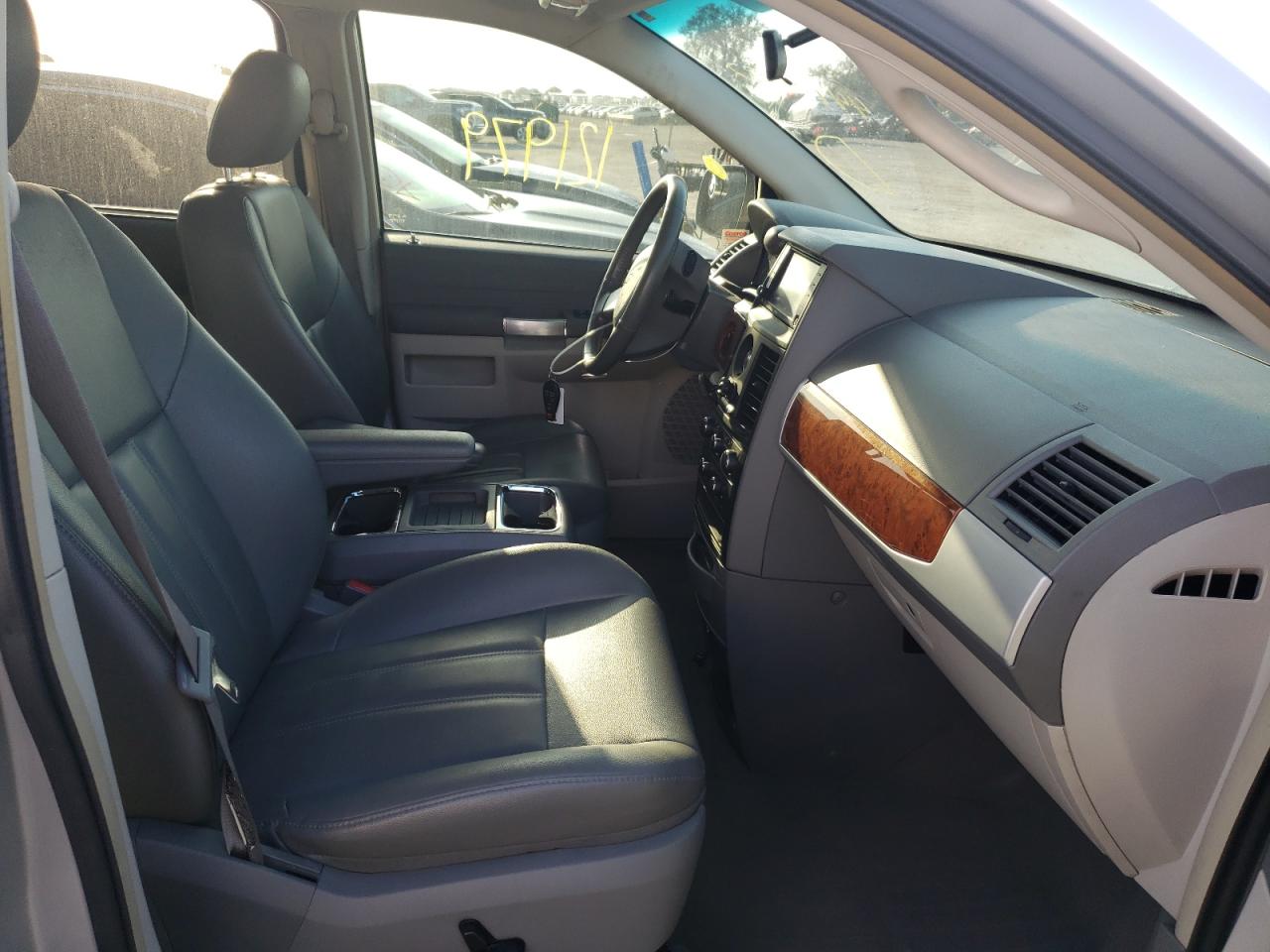 Photo 5 from auction – 2008 CHRYSLER TOWN & COU with VIN 2A8HR54P48R648979