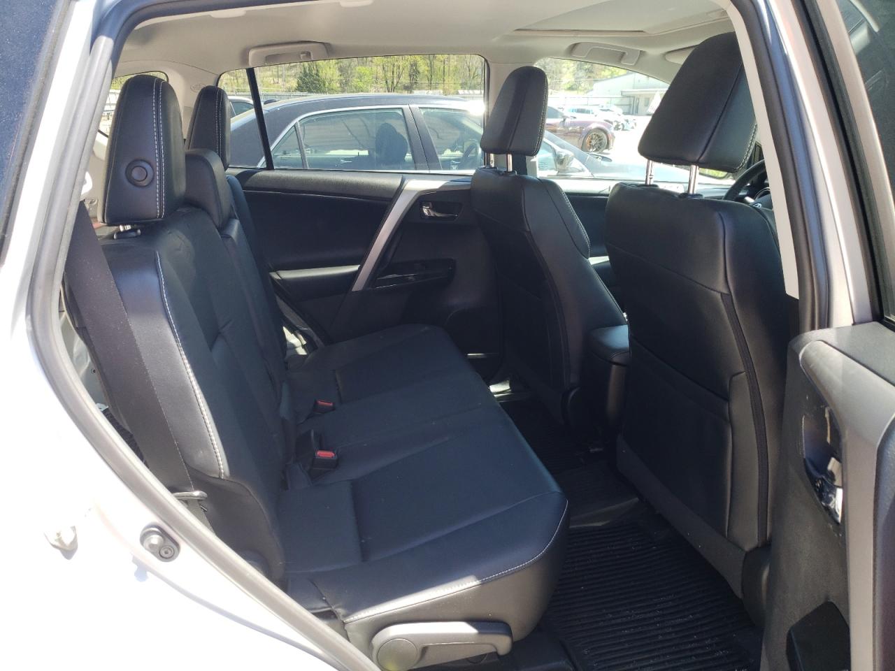 Photo 6 from auction – 2017 TOYOTA RAV4 LIMIT with VIN 2T3DFREV7HW690958