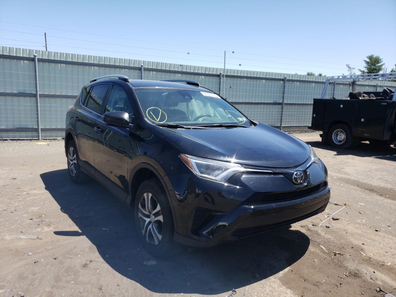 TOYOTA RAV4 LE 2017 مع رقم تعريف المركبة 2T3BFREV7HW588261 - صورة من المزاد