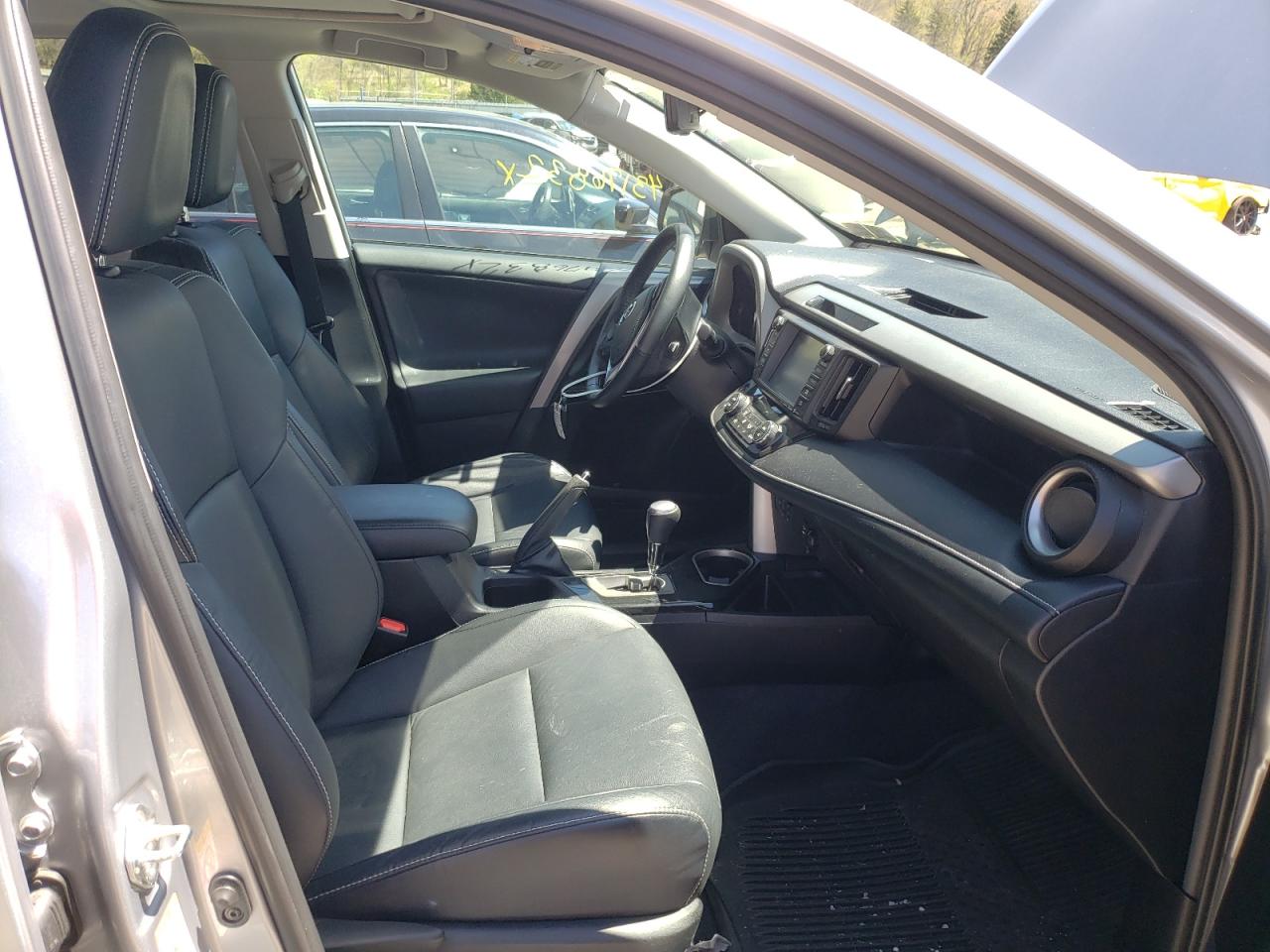 Photo 5 from auction – 2017 TOYOTA RAV4 LIMIT with VIN 2T3DFREV7HW690958
