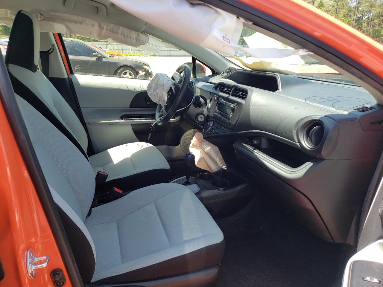 Photo 5 from auction – 2014 TOYOTA PRIUS C with VIN JTDKDTB33E1074259