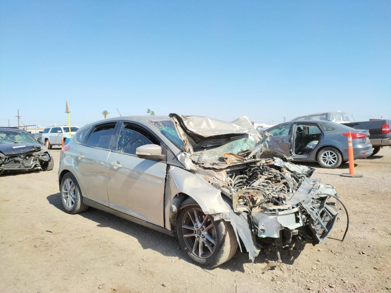 FORD FOCUS SE 2015 with VIN 1FADP3K22FL211176 - Photo from auction