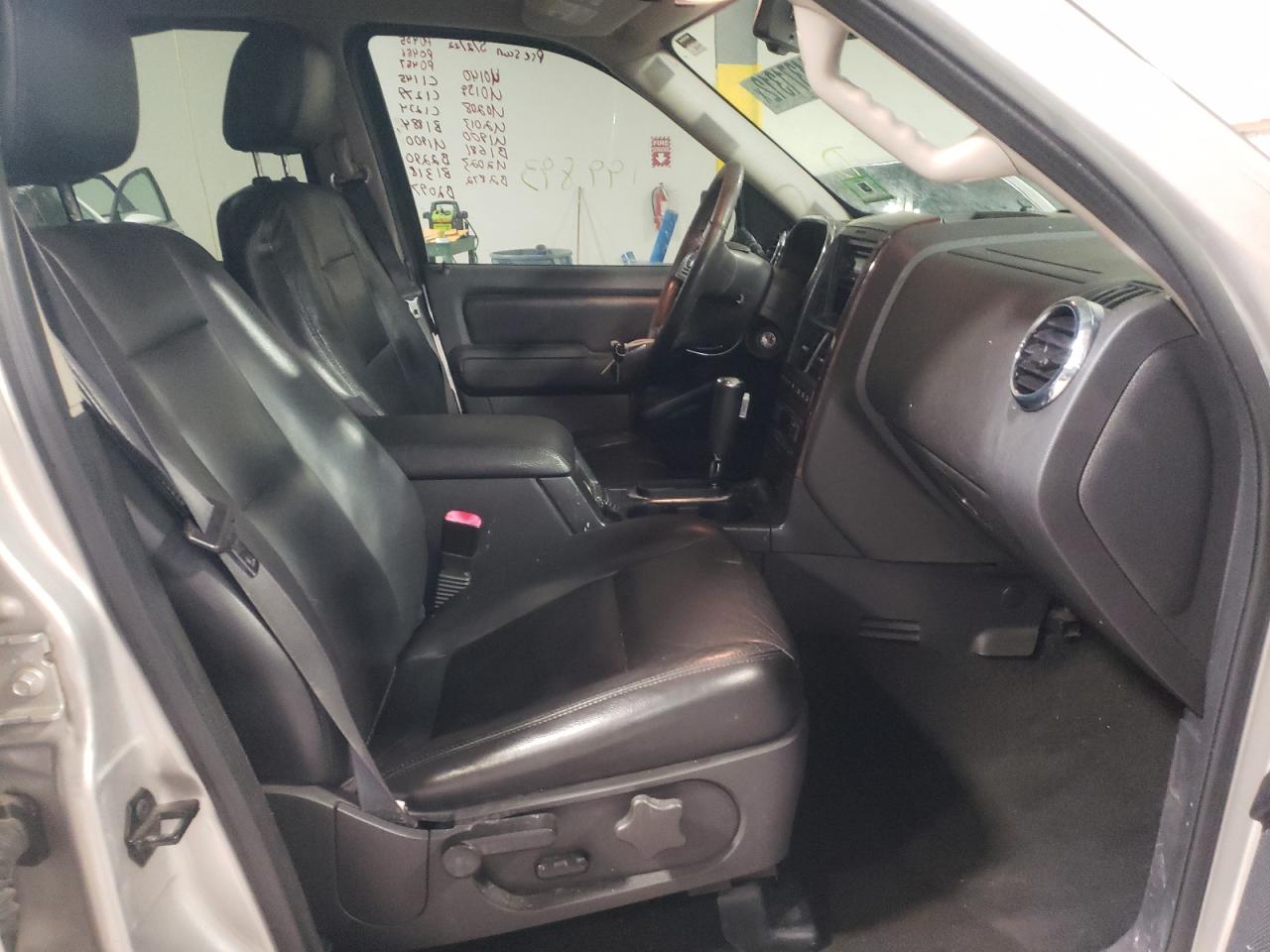 Photo 5 from auction – 2006 FORD EXPLORER L with VIN 1FMEU75856UA81561