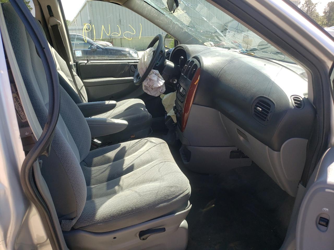 Photo 5 from auction – 2005 CHRYSLER TOWN & COU with VIN 1C4GP45R65B319018