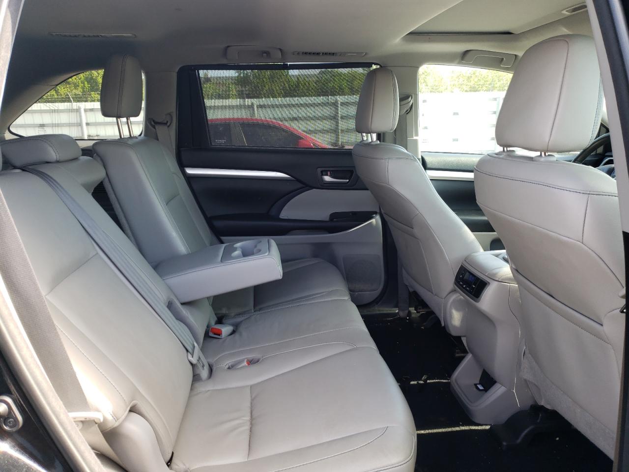 Photo 6 from auction – 2018 TOYOTA HIGHLANDER with VIN 5TDJZRFH0JS903078
