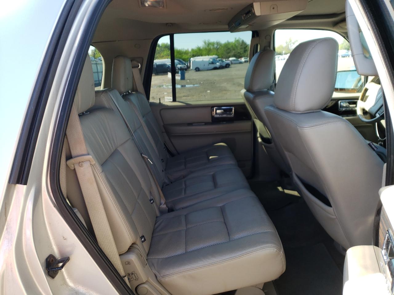 Photo 6 from auction – 2010 LINCOLN NAVIGATOR with VIN 5LMJJ2J5XAEJ09652