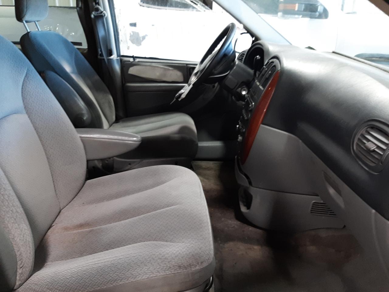 Photo 5 from auction – 2005 CHRYSLER TOWN & COU with VIN 1C4GP45R05B368568