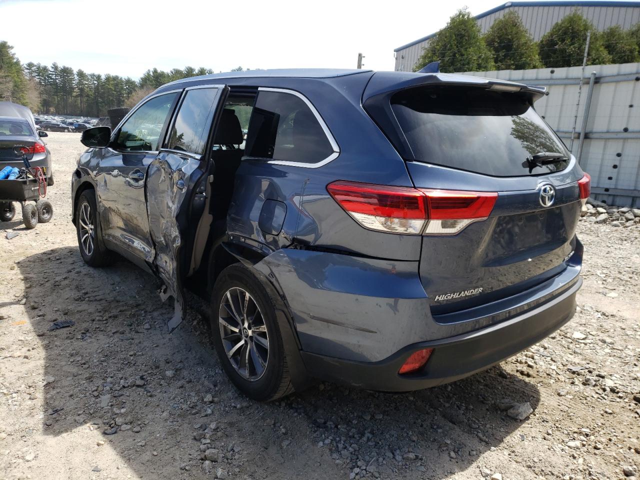 Photo 3 from auction – 2017 TOYOTA HIGHLANDER with VIN 5TDJZRFH2HS452858