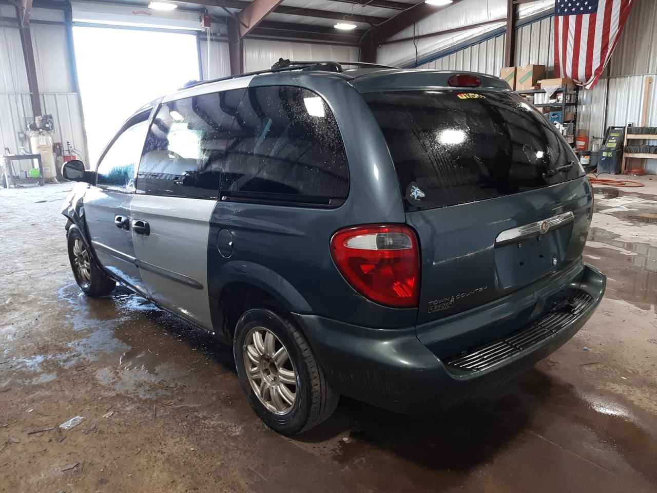 Photo 3 from auction – 2005 CHRYSLER TOWN & COU with VIN 1C4GP45R05B368568