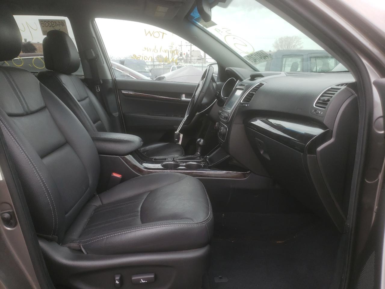 Photo 5 from auction – 2015 KIA SORENTO SX with VIN 5XYKWDA71FG605898