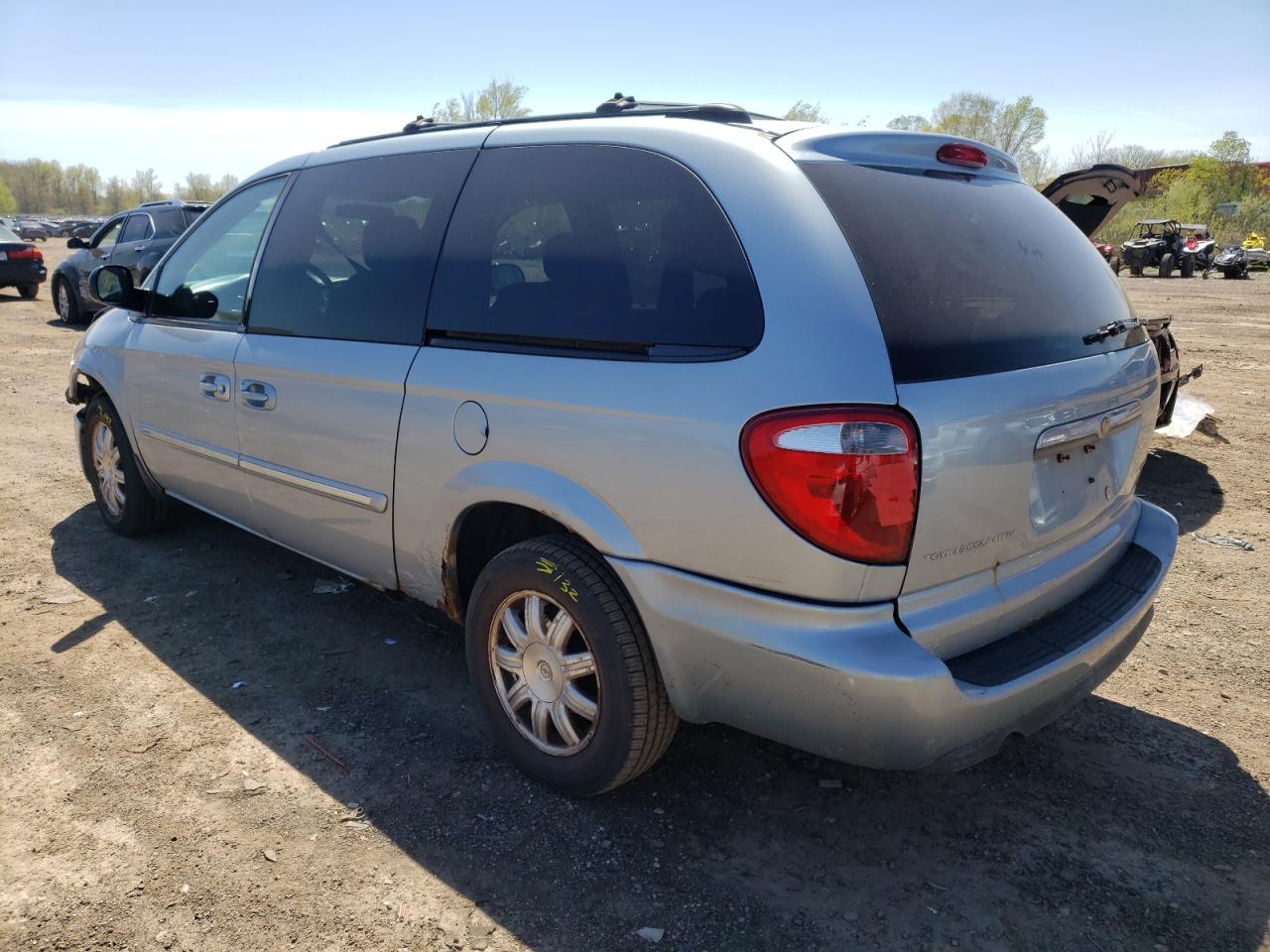 Photo 3 from auction – 2005 CHRYSLER TOWN & COU with VIN 2C4GP54LX5R467418