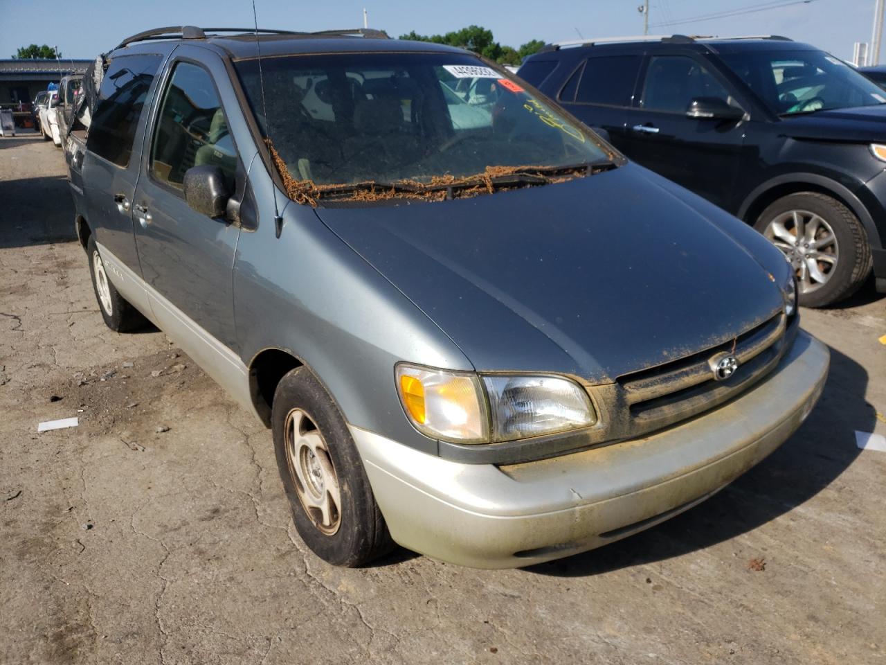 TOYOTA SIENNA LE 2000 with VIN 4T3ZF13C1YU254549 - Photo from auction