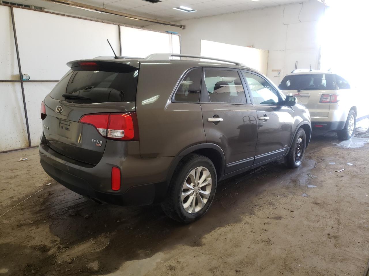 Photo 4 from auction – 2014 KIA SORENTO EX with VIN 5XYKUDA71EG444294