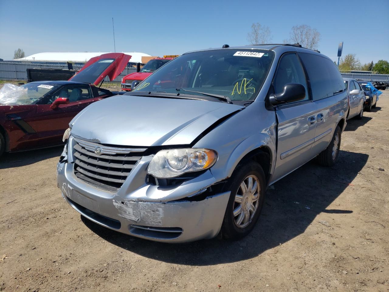 Photo 2 from auction – 2005 CHRYSLER TOWN & COU with VIN 2C4GP54LX5R467418