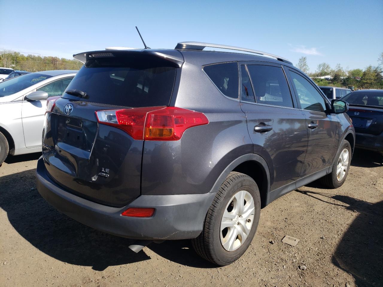 Photo 4 from auction – 2015 TOYOTA RAV4 LE with VIN JTMBFREV8FJ040927