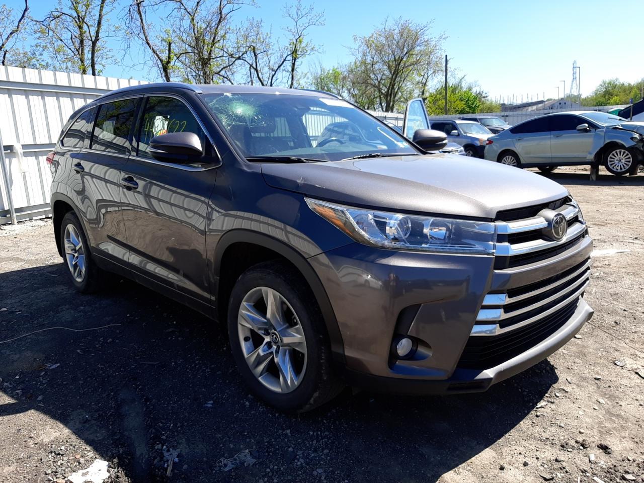 TOYOTA HIGHLANDER 2017 with VIN 5TDDZRFH4HS381143 - Photo from auction