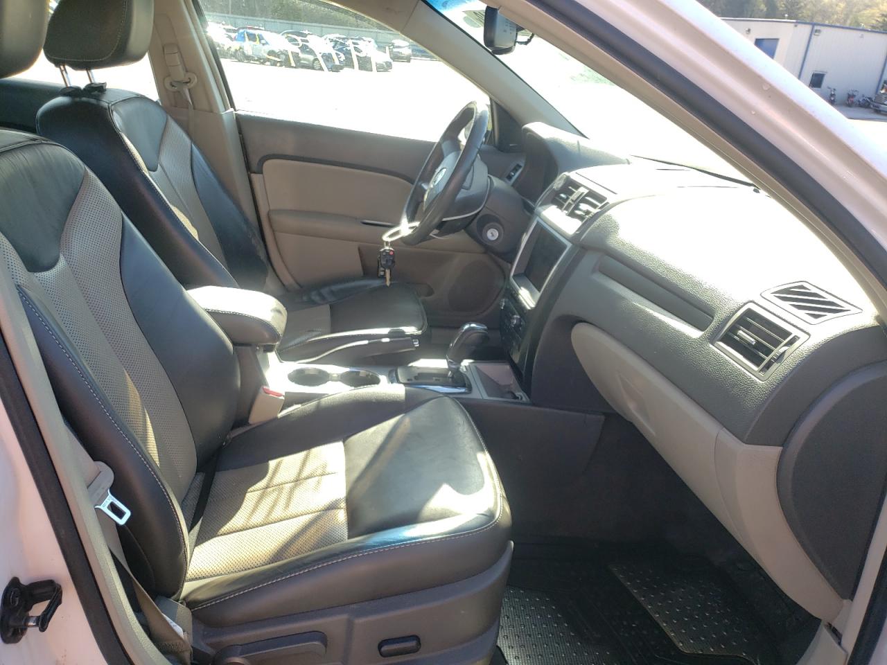 Photo 5 from auction – 2010 MERCURY MILAN PREM with VIN 3MEHM0CG5AR652158
