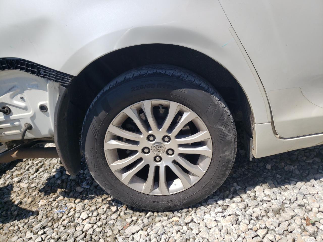 Photo 9 from auction – 2015 TOYOTA SIENNA XLE with VIN 5TDYK3DC3FS645928