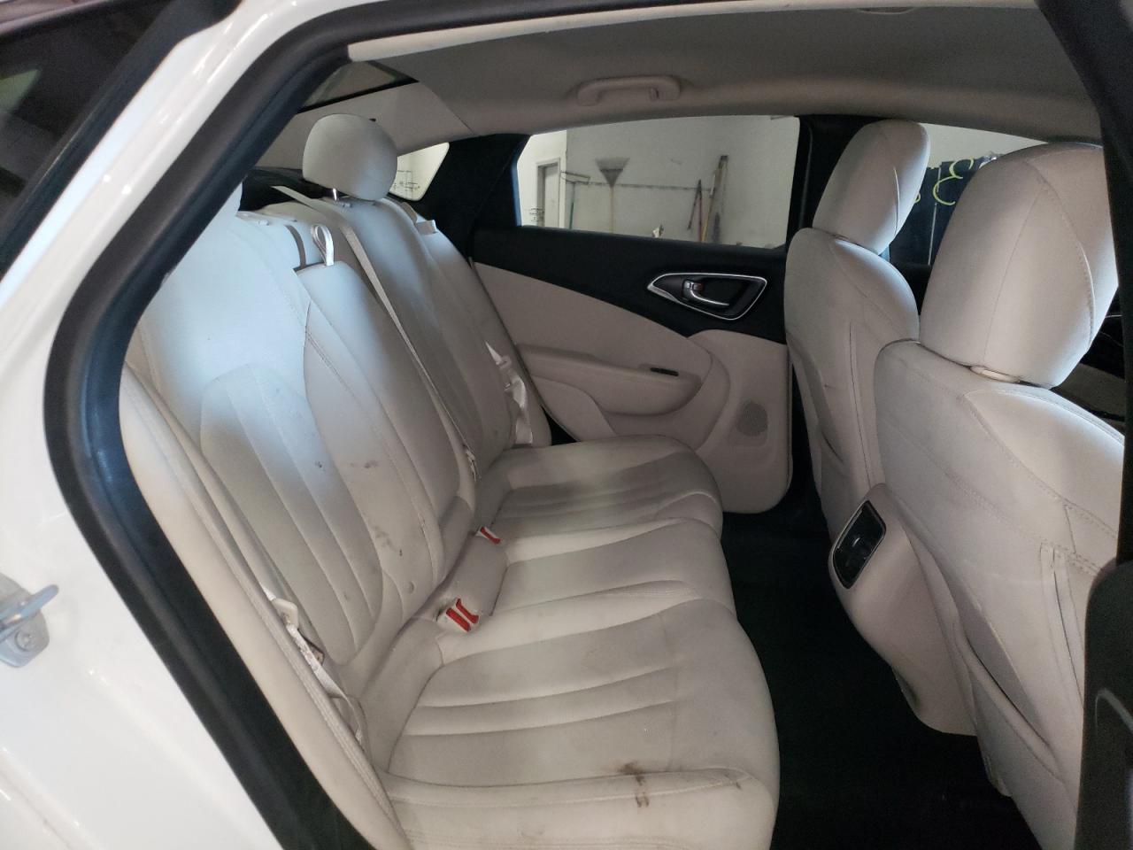 Photo 6 from auction – 2015 CHRYSLER 200 LIMITE with VIN 1C3CCCAB0FN646614