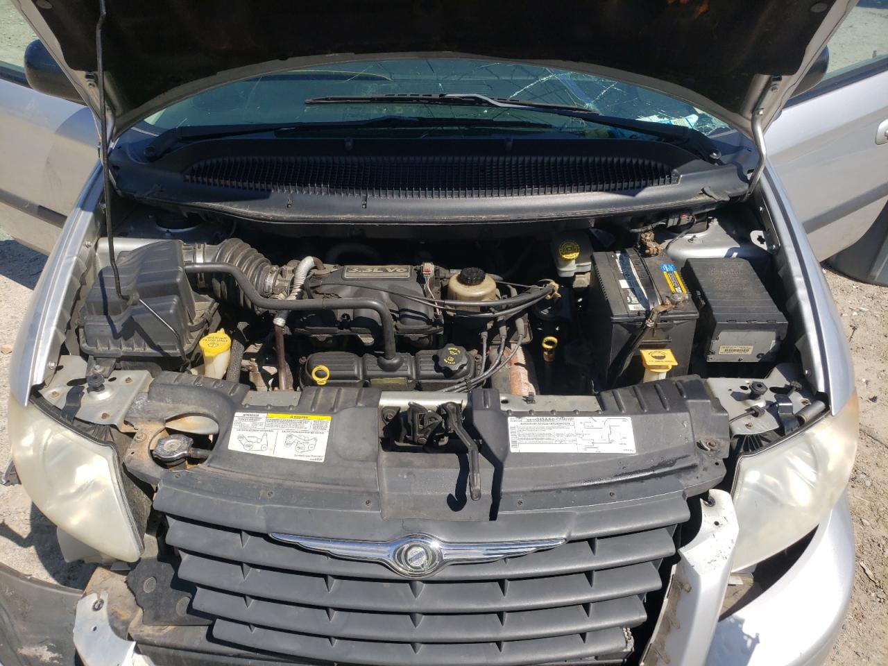 Photo 7 from auction – 2005 CHRYSLER TOWN & COU with VIN 1C4GP45R65B319018