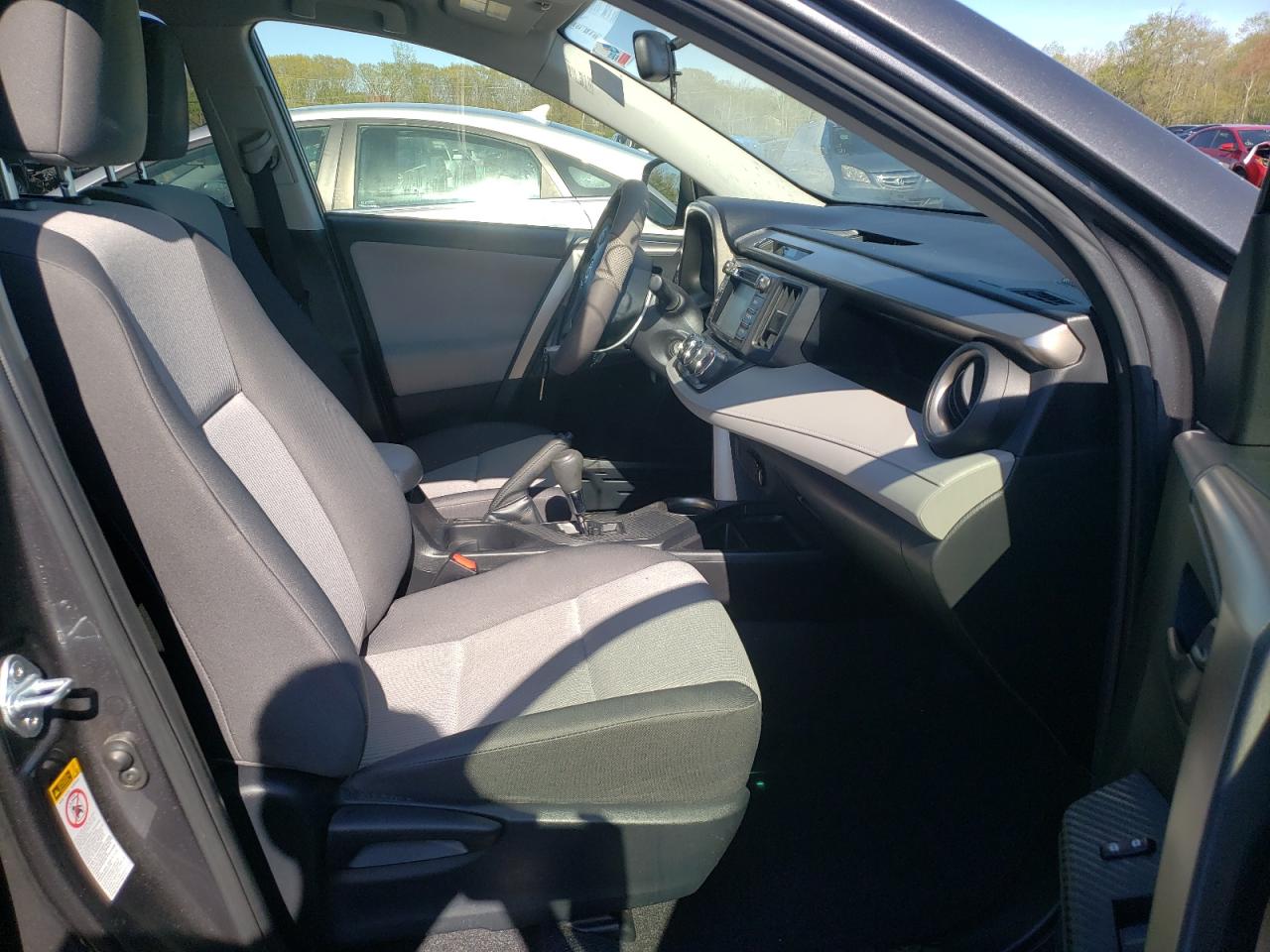 Photo 5 from auction – 2015 TOYOTA RAV4 LE with VIN JTMBFREV8FJ040927