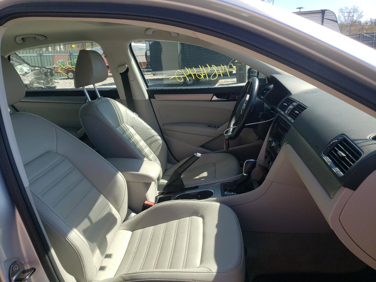 Photo 5 from auction – 2015 VOLKSWAGEN PASSAT SE with VIN 1VWBT7A30FC003115