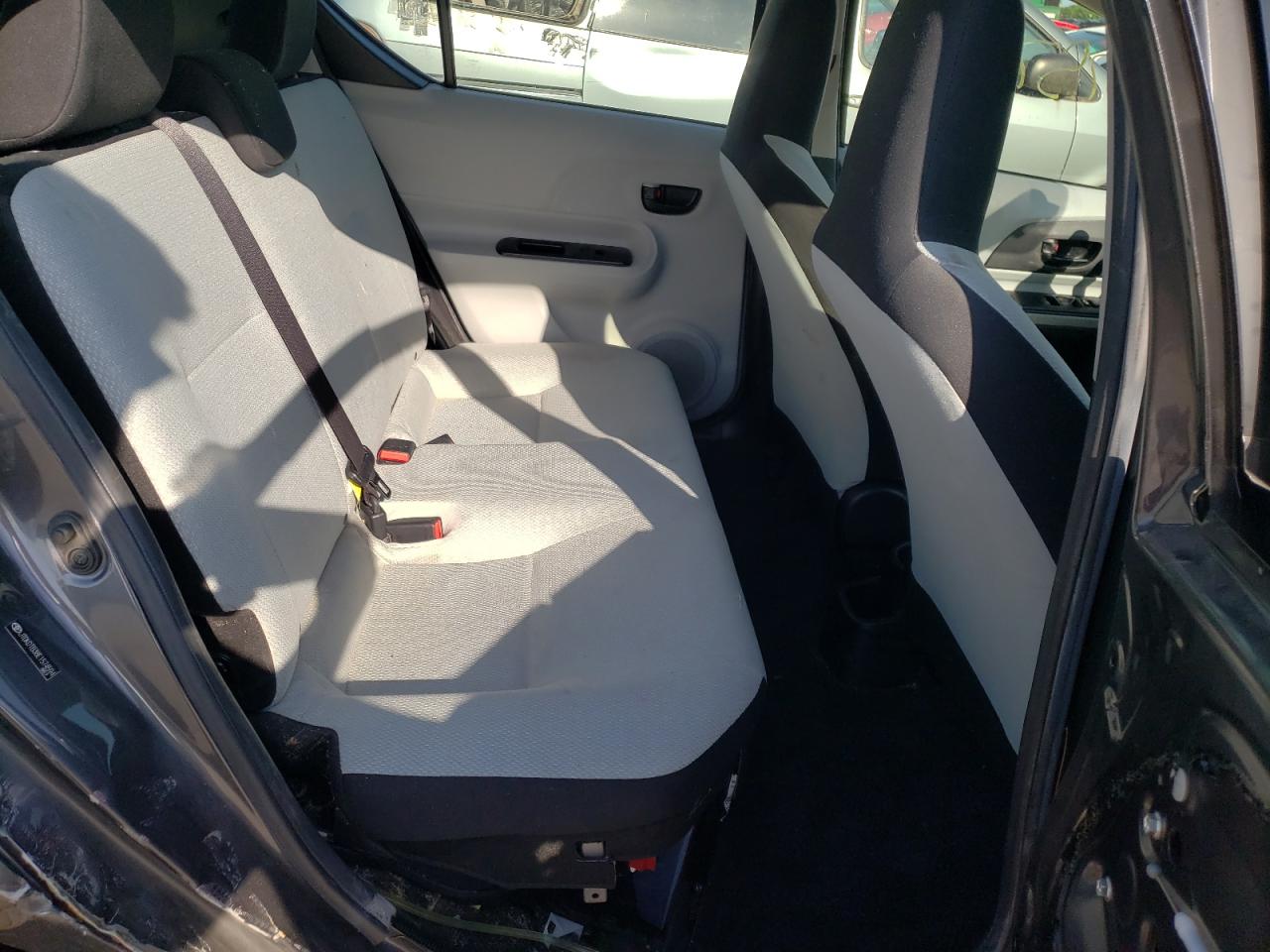 Photo 6 from auction – 2014 TOYOTA PRIUS C with VIN JTDKDTB38E1574594