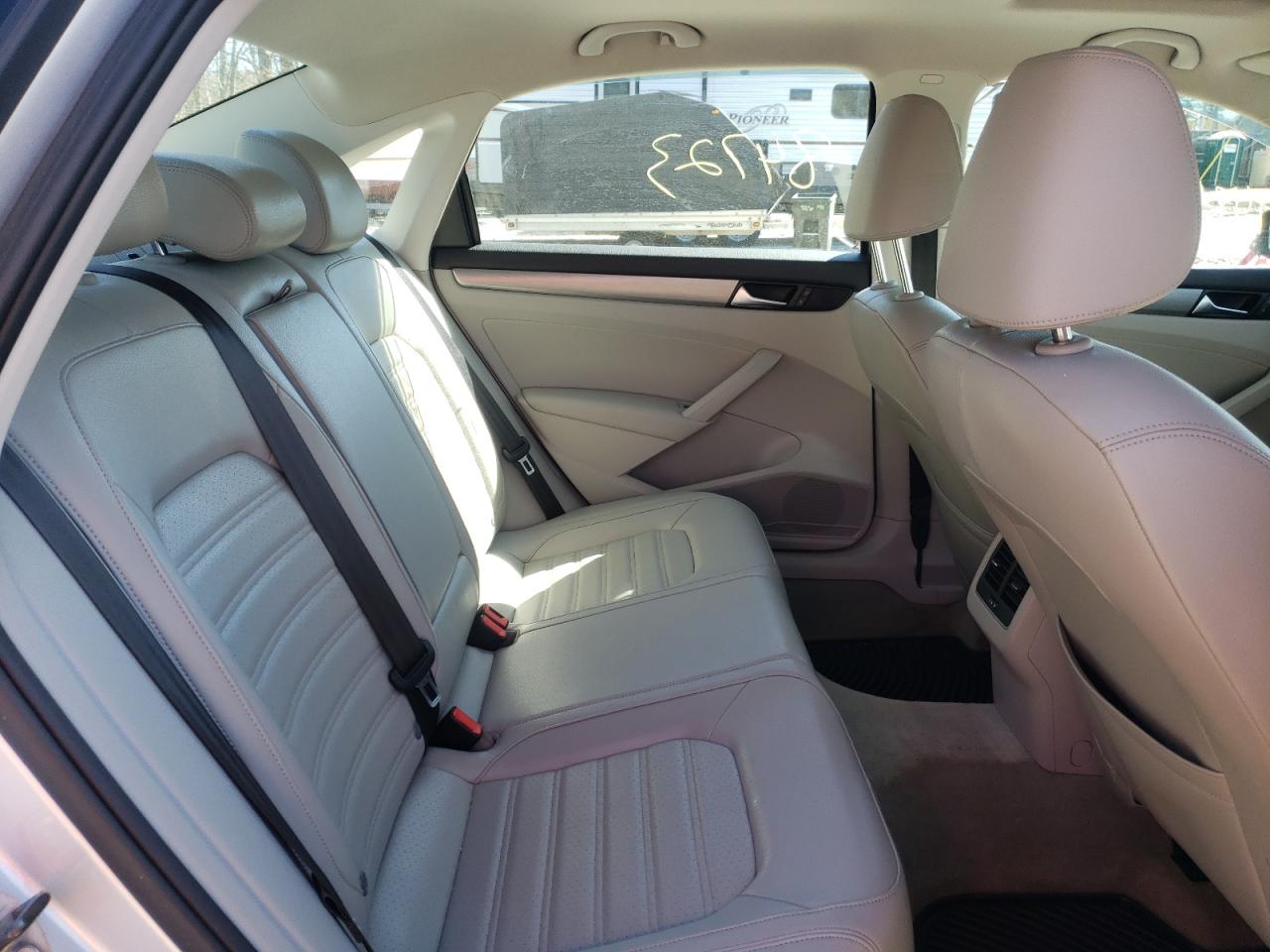 Photo 6 from auction – 2015 VOLKSWAGEN PASSAT SE with VIN 1VWBT7A30FC003115
