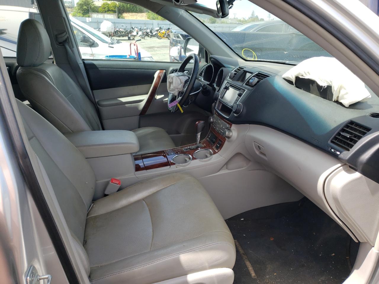 Photo 5 from auction – 2013 TOYOTA HIGHLANDER with VIN 5TDDK3EH3DS231778