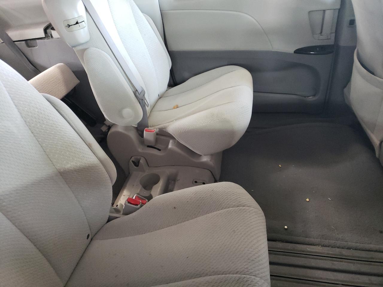 Photo 6 from auction – 2011 TOYOTA SIENNA LE with VIN 5TDKK3DC7BS024336