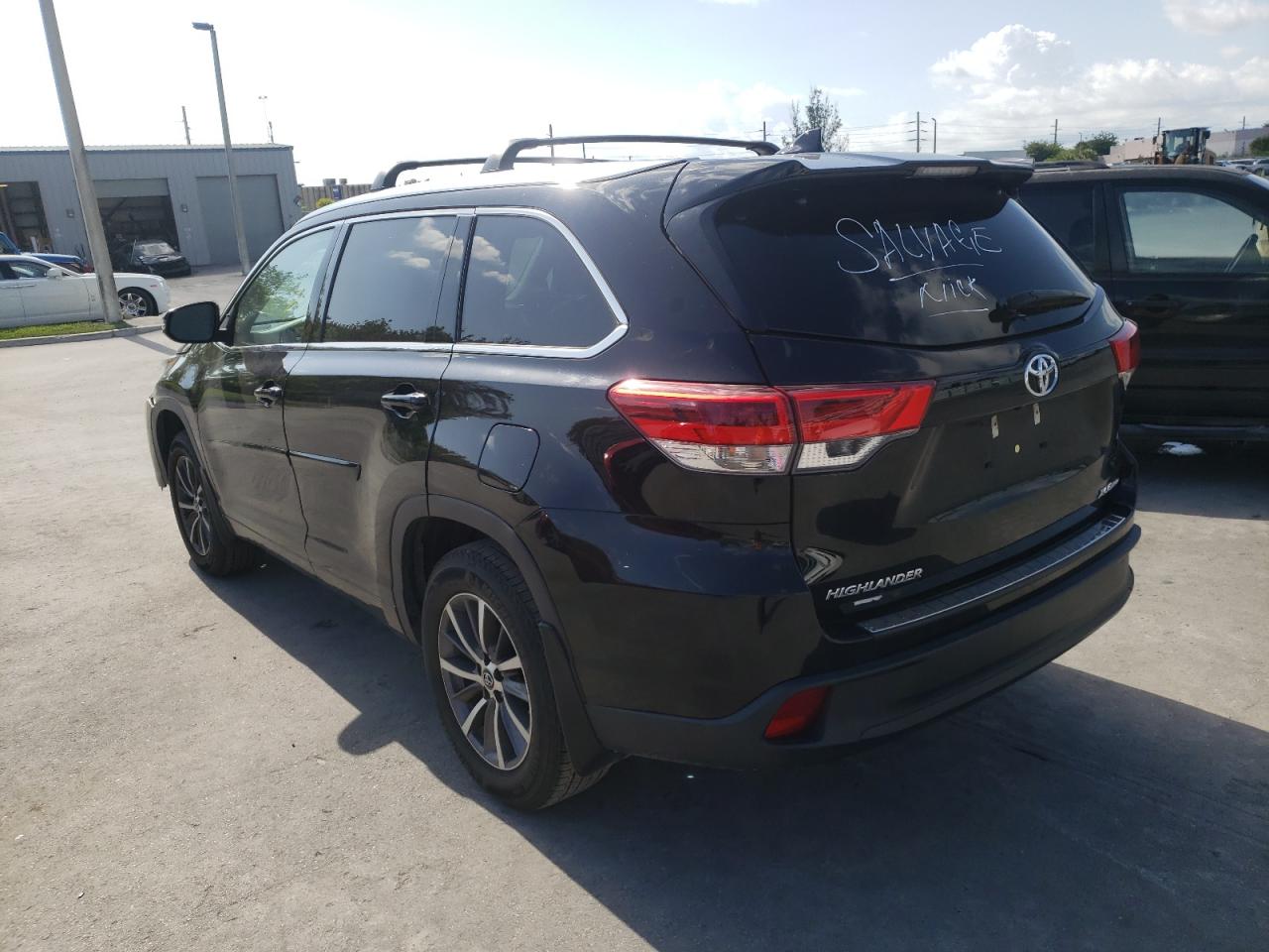 Photo 3 from auction – 2018 TOYOTA HIGHLANDER with VIN 5TDJZRFH0JS903078