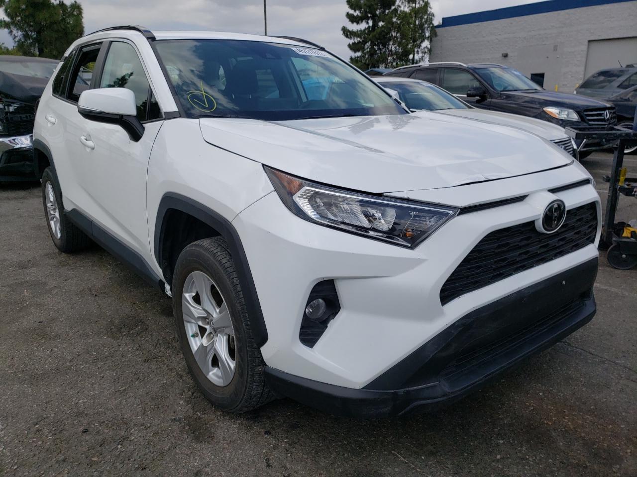 TOYOTA RAV4 XLE 2019 with VIN 2T3W1RFVXKW028711 - Photo from auction