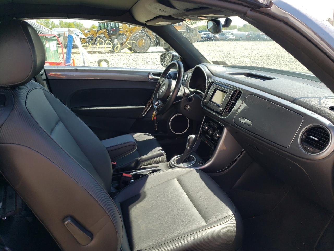 Photo 5 from auction – 2018 VOLKSWAGEN BEETLE S with VIN 3VW5DAAT8JM511492