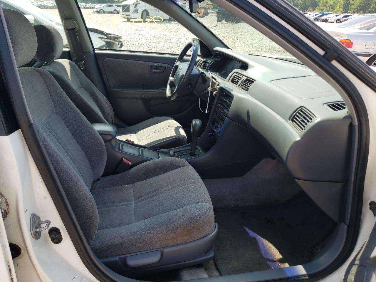 Photo 5 from auction – 2000 TOYOTA CAMRY LE with VIN 4T1BF22K3YU945011