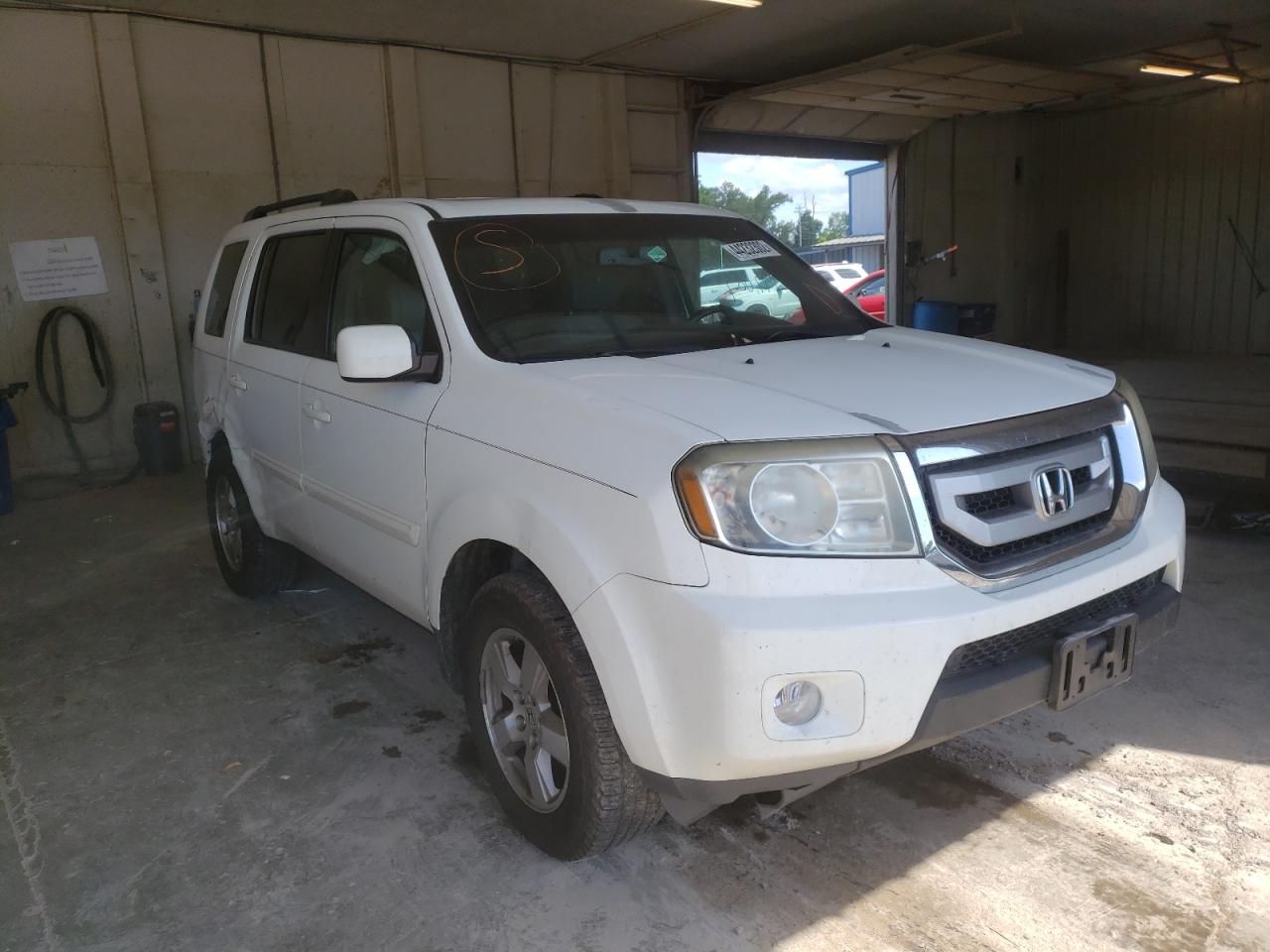 HONDA PILOT EXL 2011 with VIN 5FNYF3H52BB047960 - Photo from auction