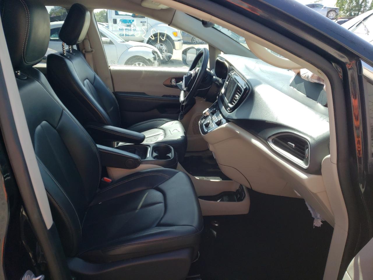Photo 5 from auction – 2020 CHRYSLER VOYAGER LX with VIN 2C4RC1DG1LR257447
