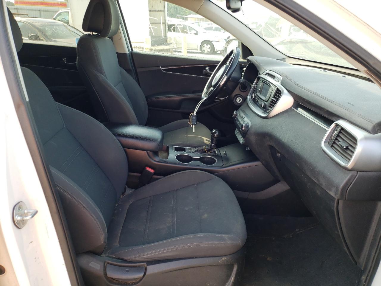 Photo 5 from auction – 2016 KIA SORENTO LX with VIN 5XYPG4A37GG061702