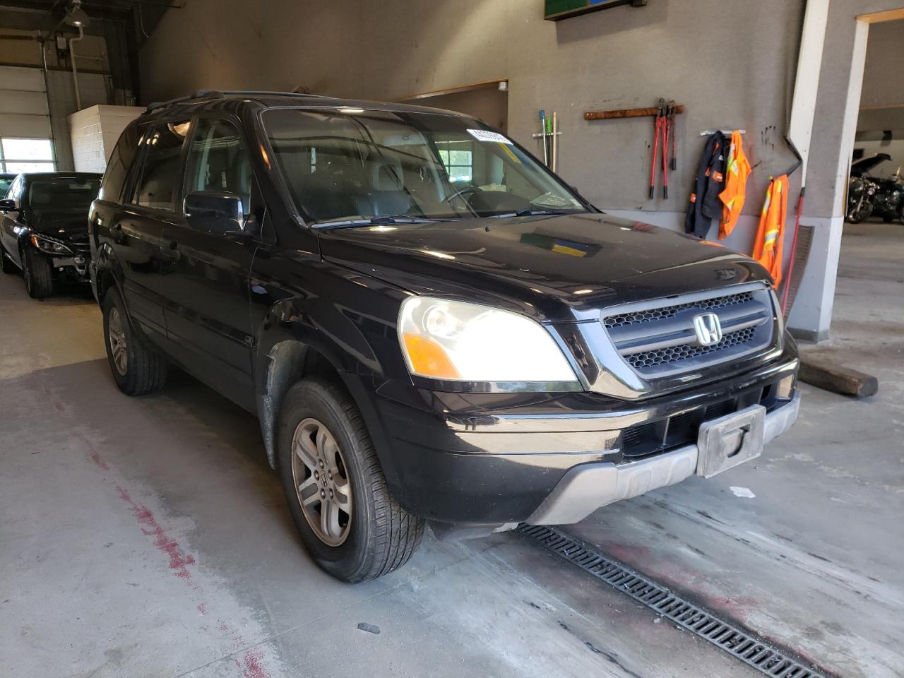 HONDA PILOT 2005 with VIN 2HKYF18645H536122 - Photo from auction